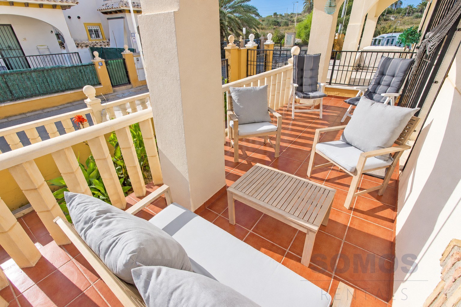 Terraza cubierta — Casa Marina del Rey, La Marina Village y El Pinet